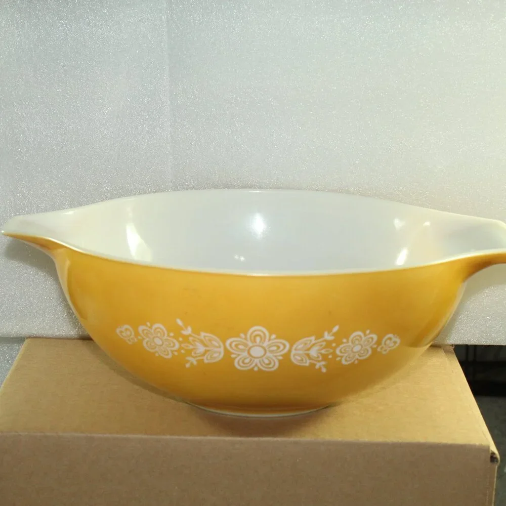 Vintage Pyrex Butterfly Cinderella Yellow 444 Mixing Bowl 4 Quart Size